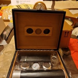 Black alligator humidor gift set